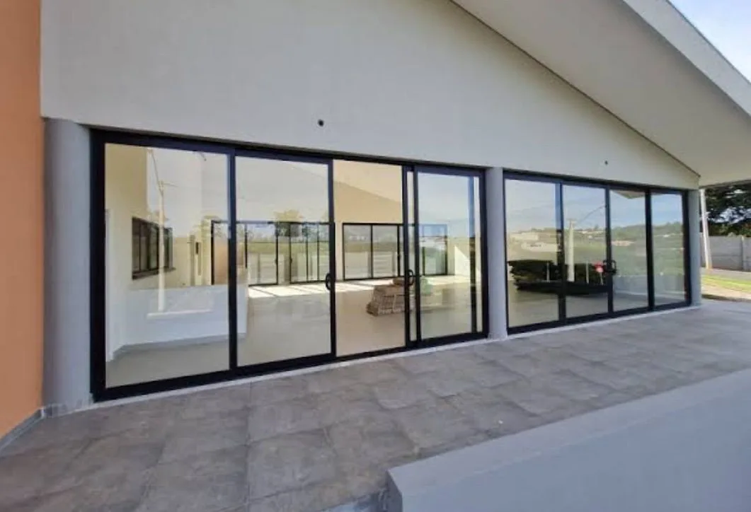 Vitrine comercial em vidro temperado e alumínio