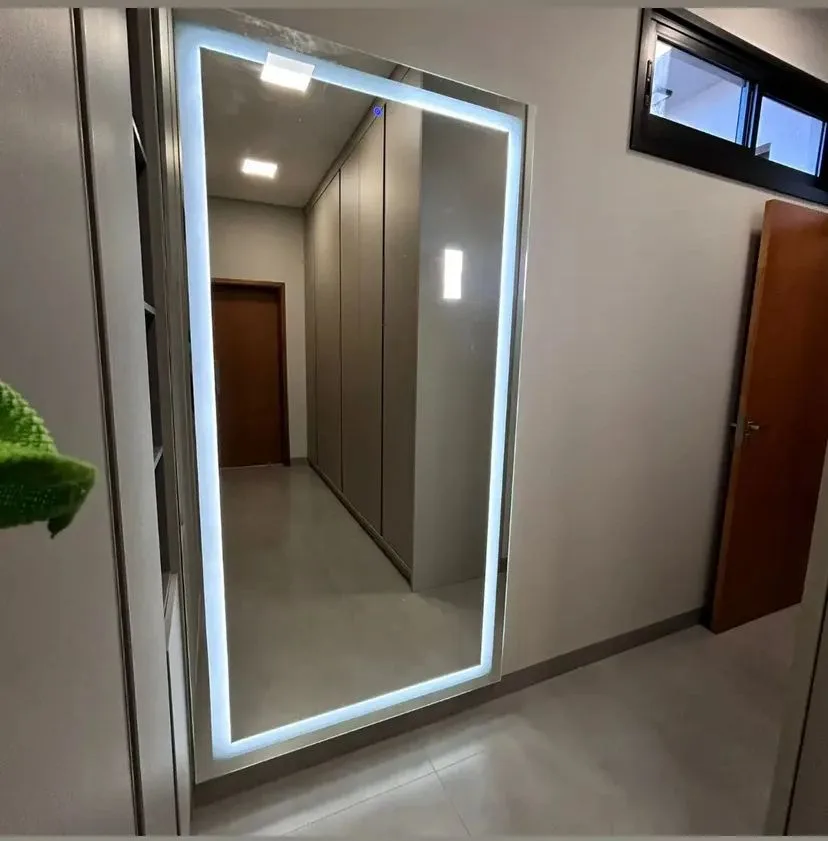 Espelho LED de corredor com iluminação embutida