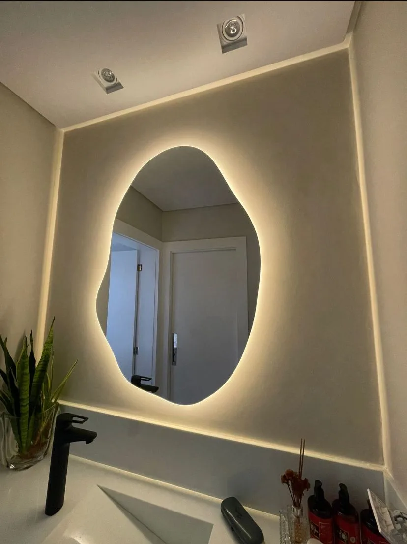 Espelho LED com formato orgânico retroiluminado