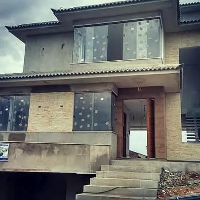 Retrofit de fachada em Búzios — casa de dois andares