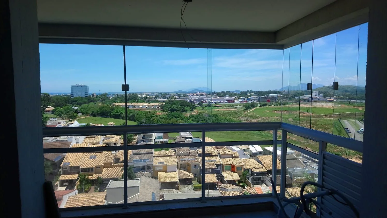 Sacada envidraçada com vista panorâmica da cidade