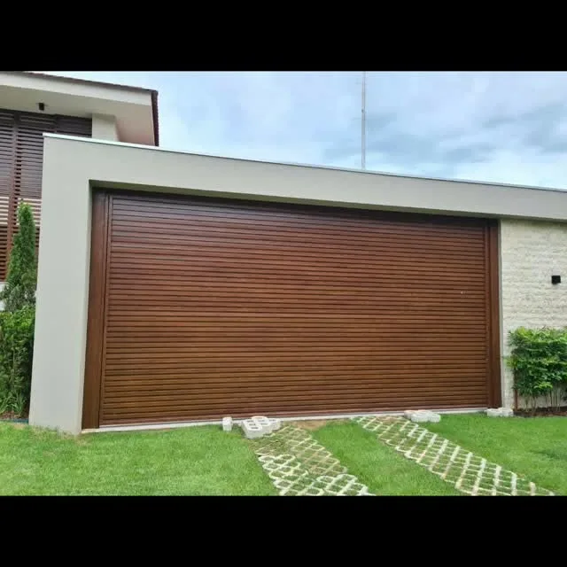 Portão ripado em alumínio com efeito madeira